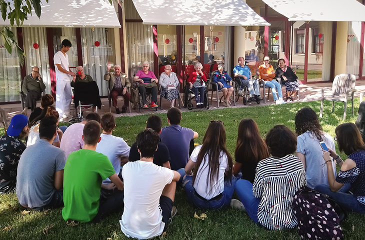 Alumnos de la UJI diseñan nuevos andadores y bastones para los mayores de Almassora