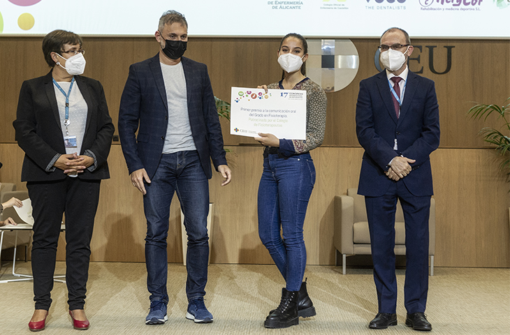 El decano del ICOFCV entrega los premios de Fisioterapia en el Congreso Internacional de Estudiantes de la CEU-UCH