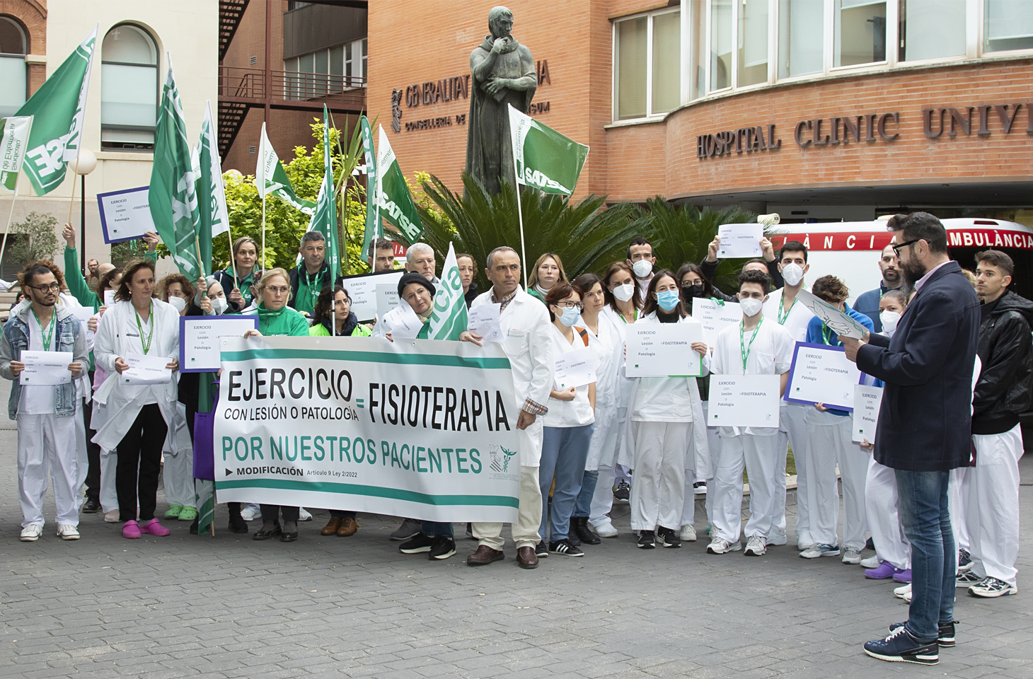 Los fisioterapeutas salen a la calle por sus pacientes y exigen la modificación del artículo 9 de la Ley 2/2022 Los fisioterapeutas salen a la calle por sus pacientes y exigen la modificación del artículo 9 de la Ley 2/2022