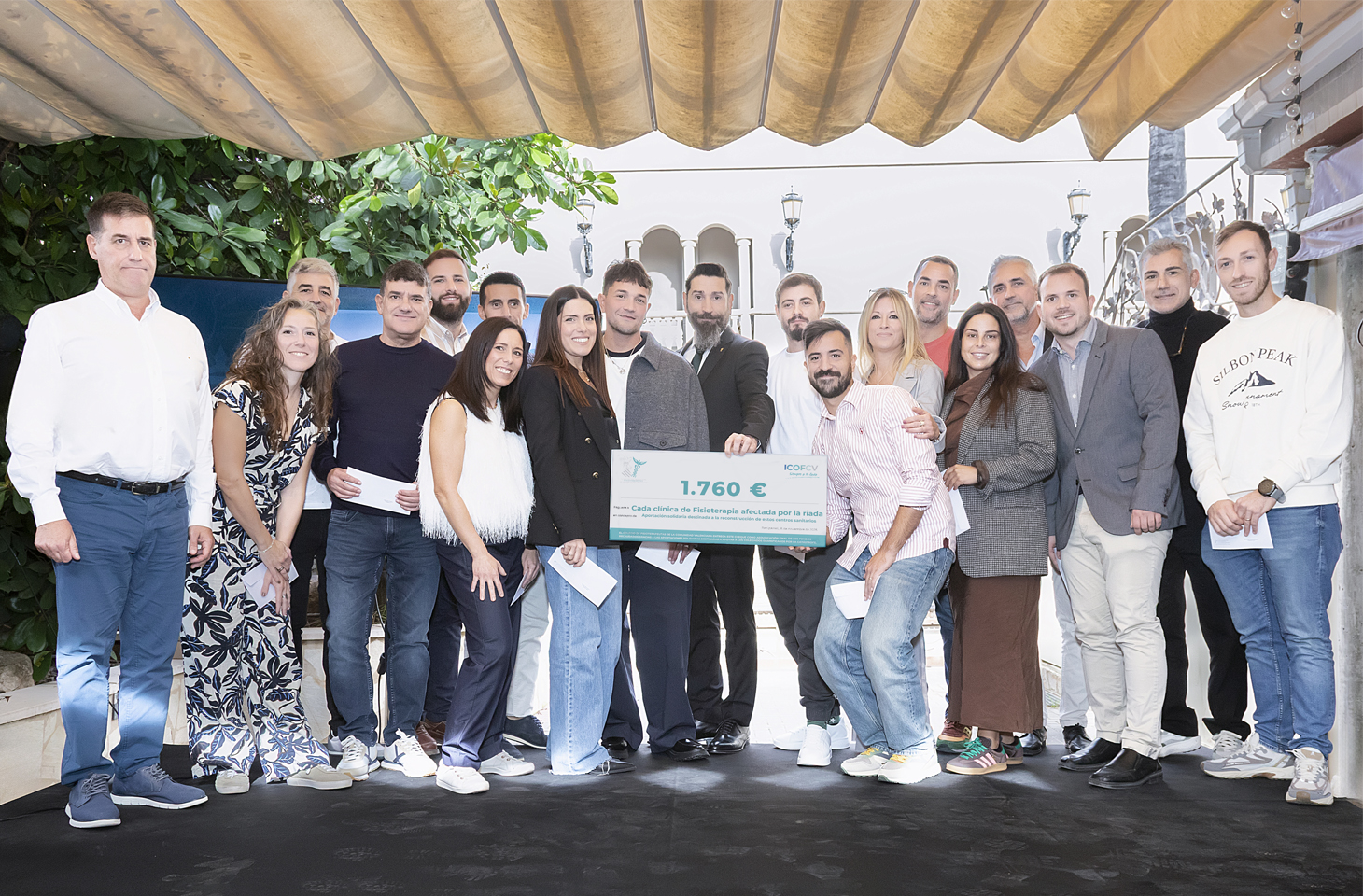 El ICOFCV entrega más de 42.300 euros a las clínicas más afectadas por la riada durante su Homenaje Institucional El ICOFCV entrega más de 42.300 euros a las clínicas más afectadas por la riada durante su Homenaje Institucional