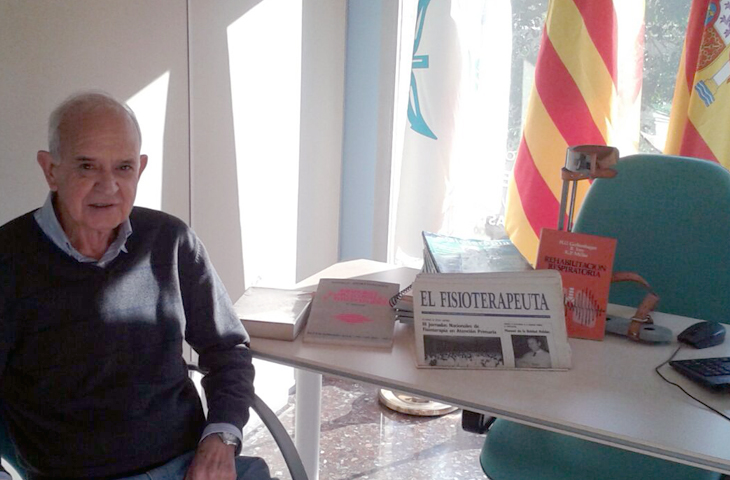 El ex colegiado jubilado Vicente Barreda dona numerosas revistas, libros y material histórico al ICOFCV El ex colegiado jubilado Vicente Barreda dona numerosas revistas, libros y material histórico al ICOFCV
