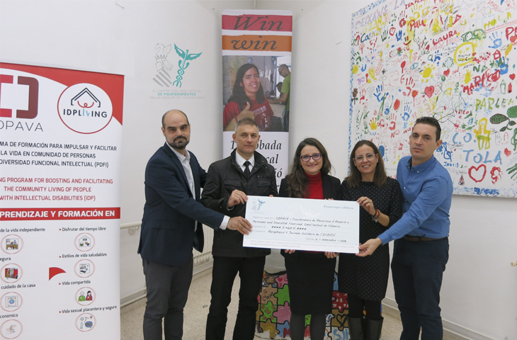 El Colegio de Fisioterapeutas de la CV dona más de 2.400 euros a la asociación de personas con diversidad funcional intelectual El Colegio de Fisioterapeutas de la CV dona más de 2.400 euros a la asociación de personas con diversidad funcional intelectual