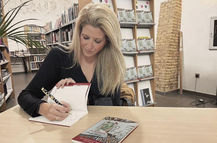 Nuestra colegiada, la fisioterapeuta Carmen Andreu, gana el Premio Extraordinario de Narrativa Erótica Luis García Berlanga