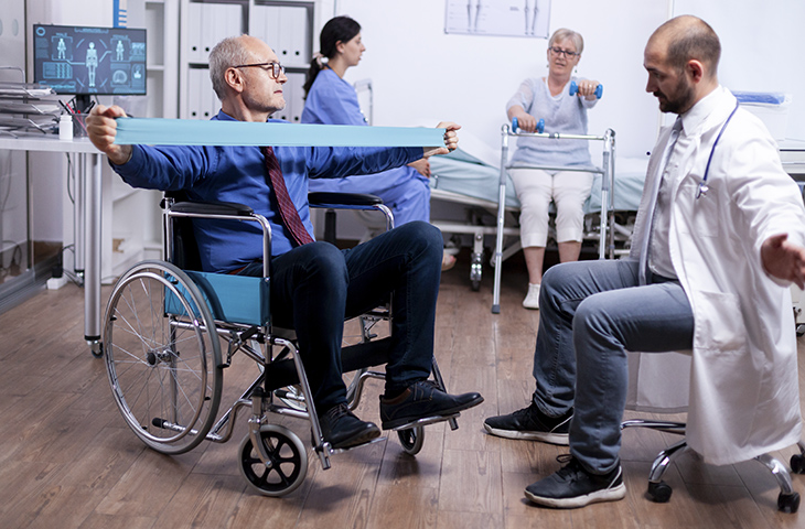 La fisioterapia ayuda a reducir los síntomas de la esclerosis múltiple La fisioterapia ayuda a reducir los síntomas de la esclerosis múltiple